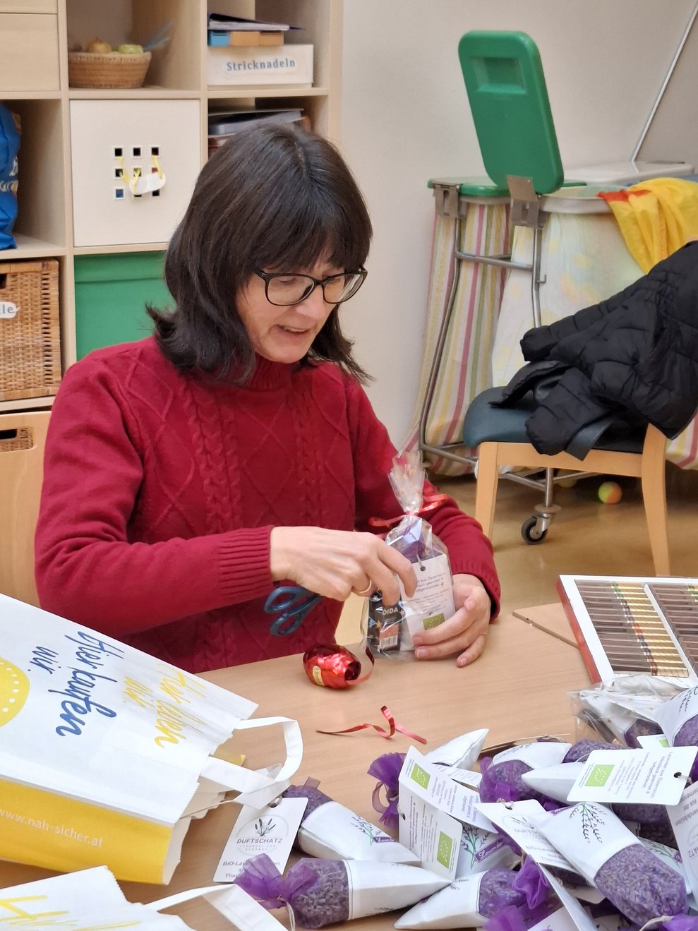 Liebevoll wurden die Geschenke für die Bewohnerinnen von den ehrenamtlichen Mitarbeiterinnen eingepackt.