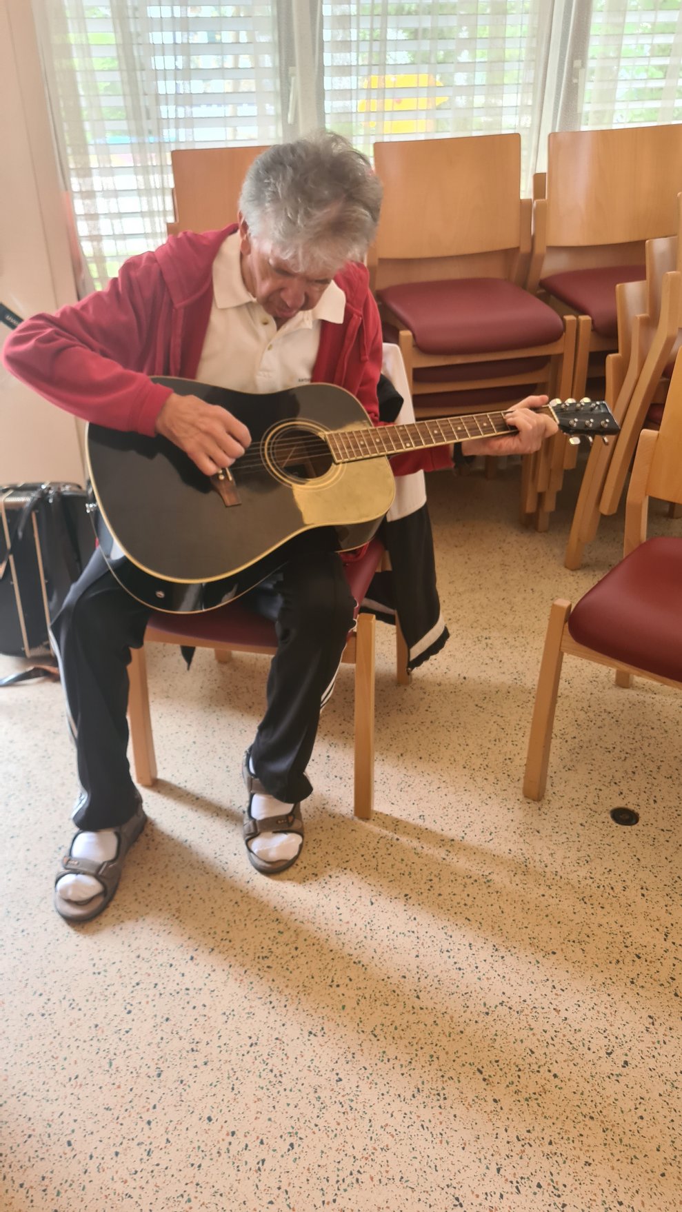 Demenzbetreuung während des Festes, Herr W. erinnert sich zurück als er Gitarre gespielt hat.