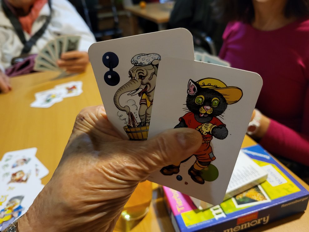Das Spiel "Schwarzer Peter" erinnert an die eigene Kindheit.