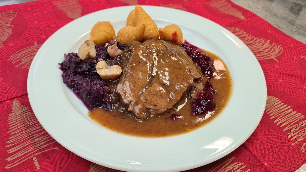 Zum Weihnachtsessen gab es Rindsbraten mit Maroni Rotkraut und Kroketten. 