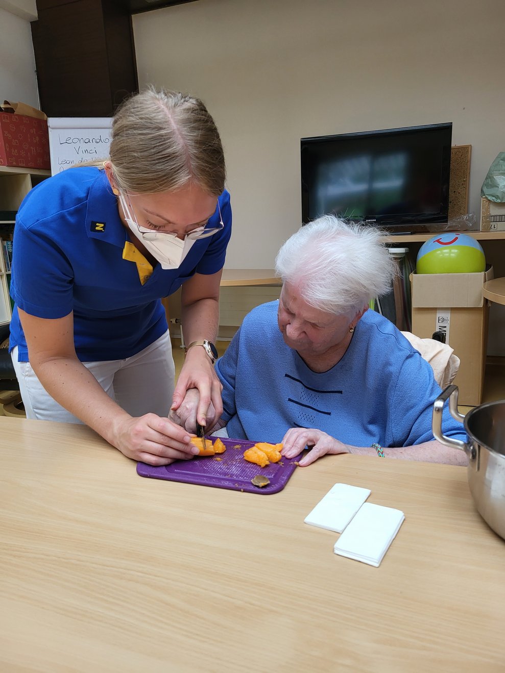Frau L. wird therapeutisch von Ergotherapeutin Kathy unterstützt.
