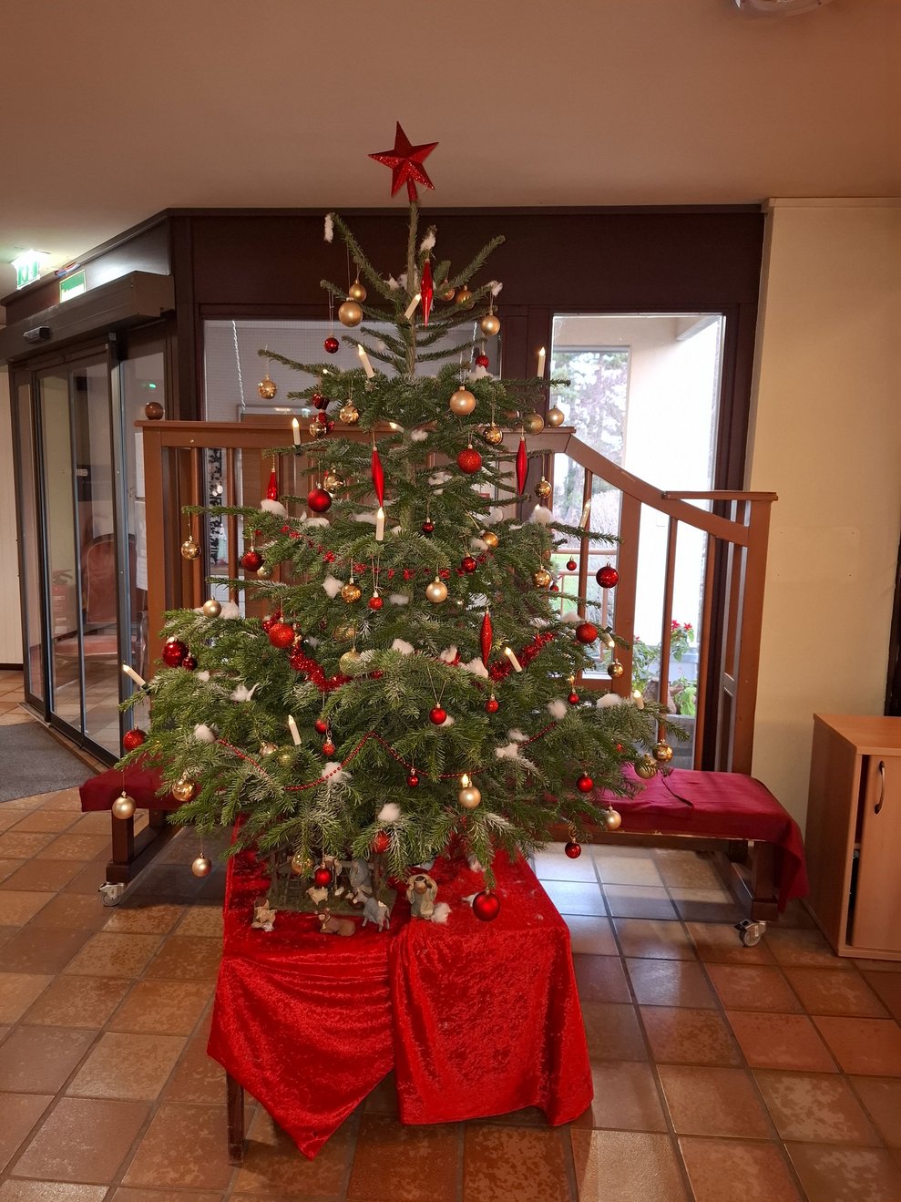 Der schön geschmückte Christbaum im Erdgeschoß.