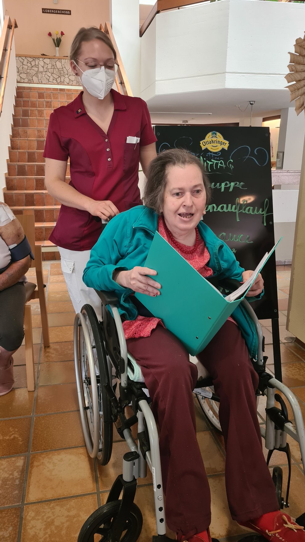 Frau P. freut sich über den musikalischen Vormittag.