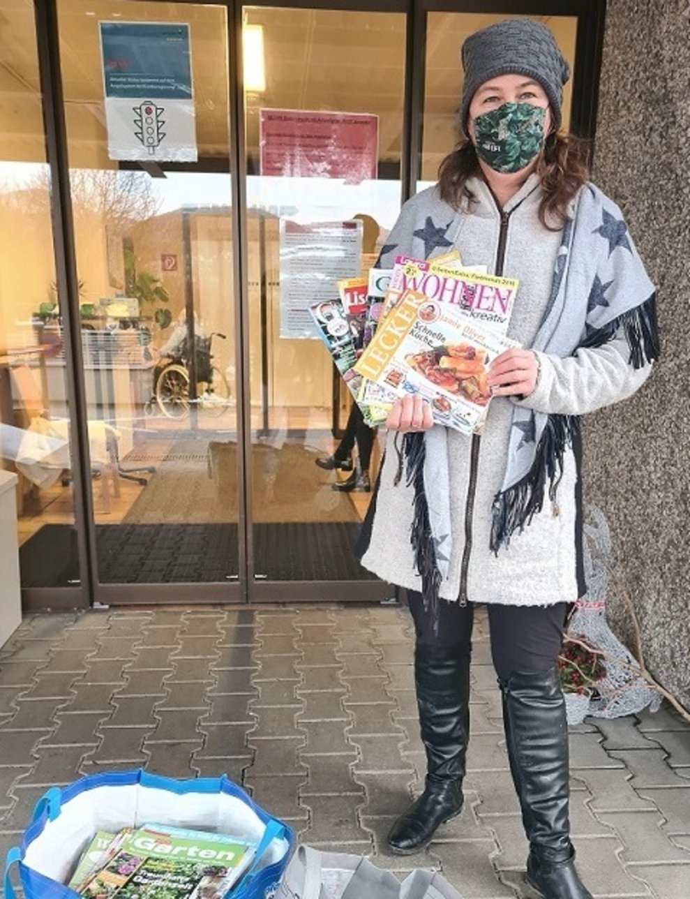 Eine Frau hält Magazine.