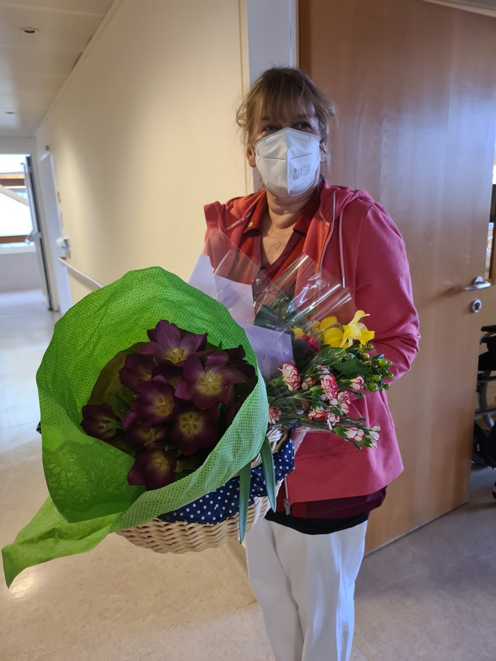 Eine Frau hält Blumen.