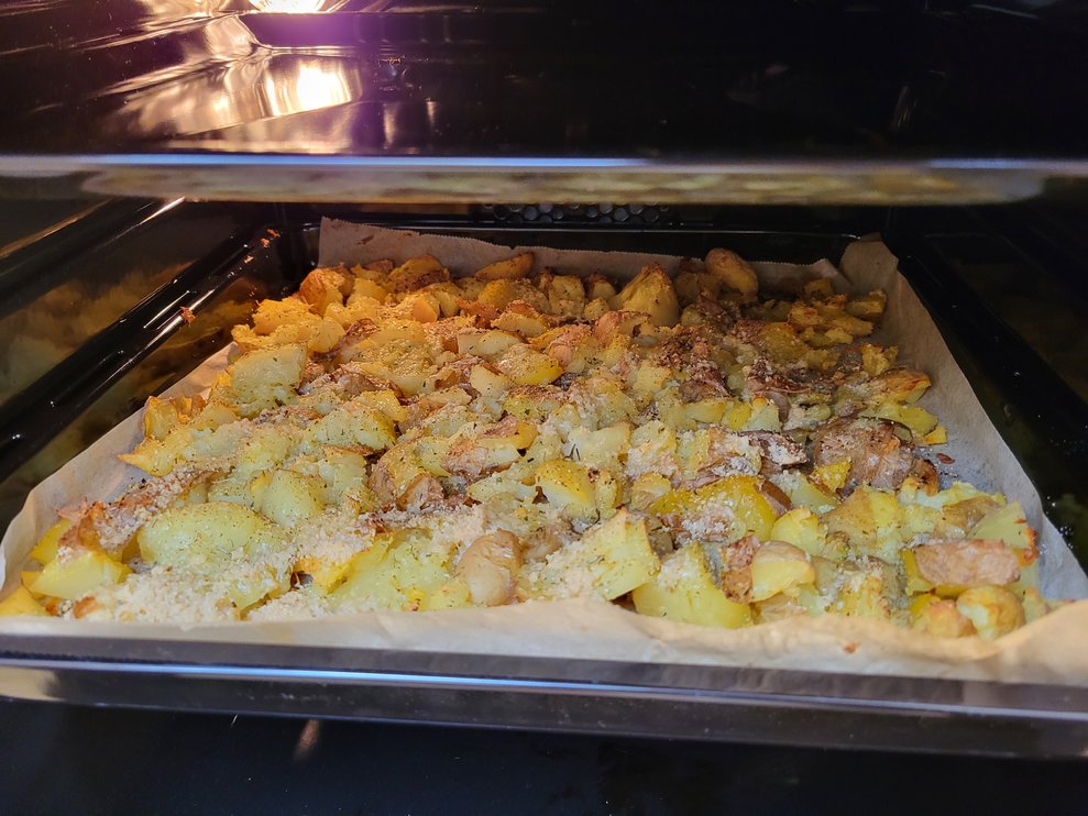 Ab ins Backrohr! Die Quetschkartoffeln müssen jetzt für 45 Minuten ins Rohr.