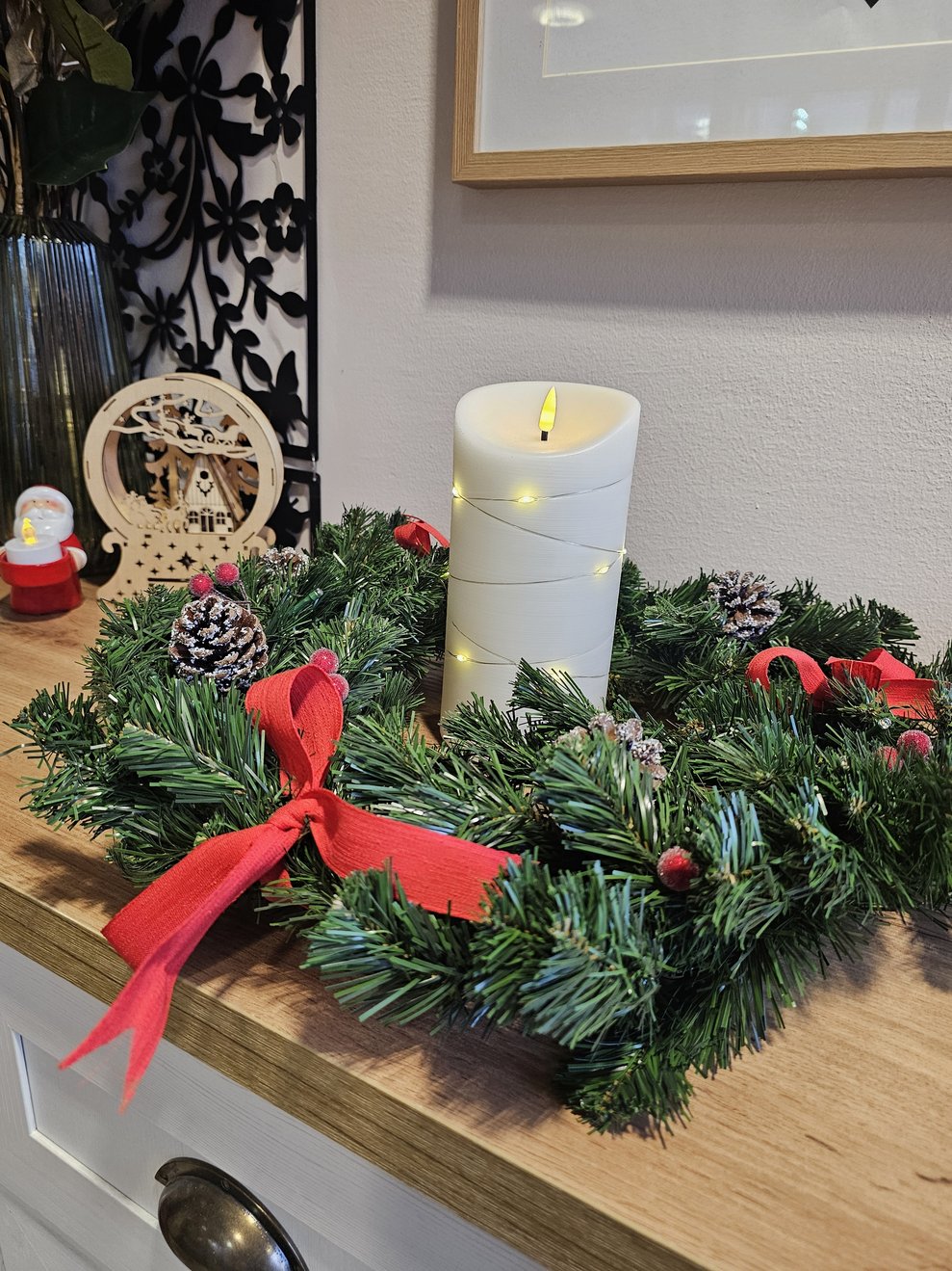 Das ganze Haus ist weihnachtlich dekoriert.