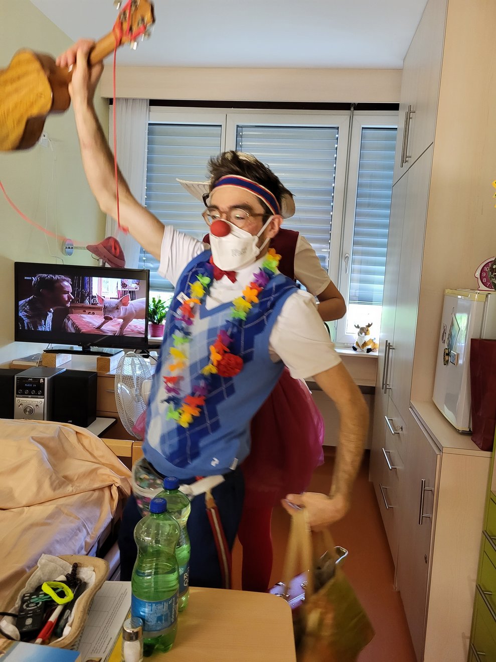 Gemeinsam mit den BewohnerInnen sangen die beiden Clowns bekannte alte Lieder.