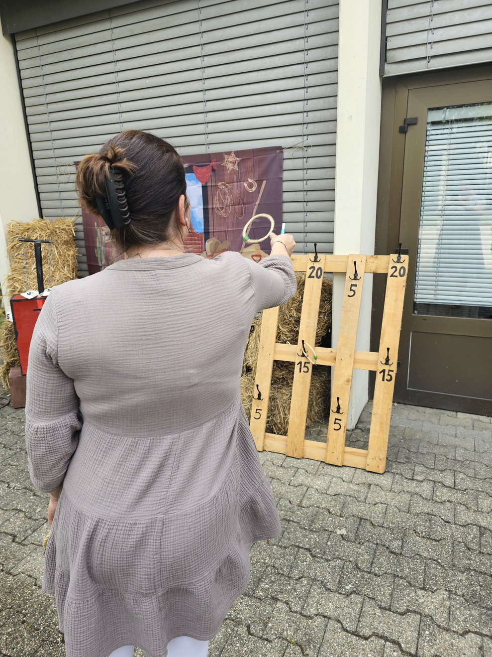 Pflegedirektorin Michaela Weichhart versuchte ihr Glück beim Wurfspiel.