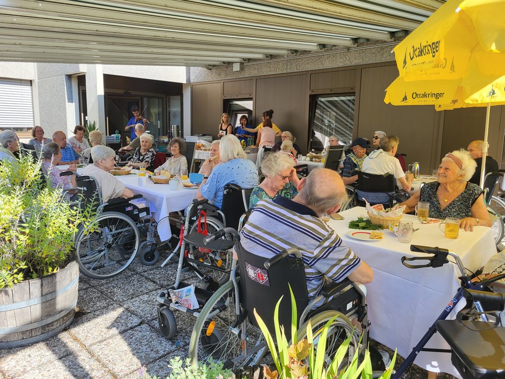 Fast alle BewohnerInnen vom Wohnbereich 1 waren beim Terrassen Frühstück dabei. 