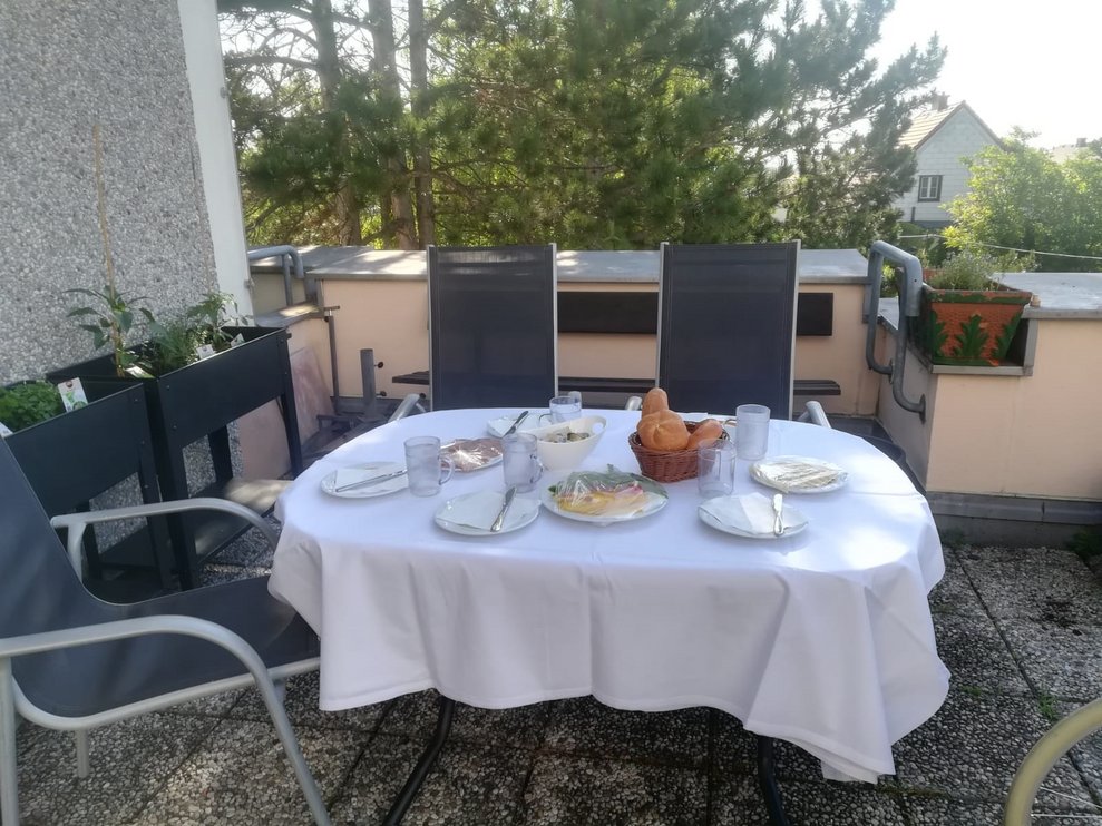 Der fertig gedeckter Tisch ist bereit für die Bewohnerinnen und Bewohner.