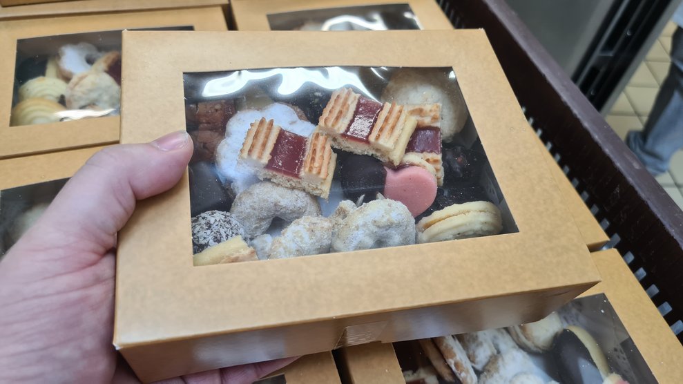 Als Geschenk gab es für die Bewohnerinnen eine Schachtel Kekse für jeden.