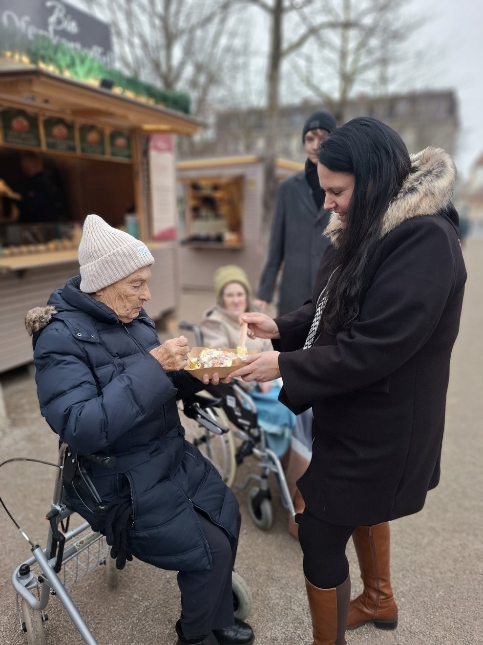 Die festliche Stimmung, die liebevoll geschmückten Hütten und der Duft von weihnachtlichen Köstlichkeiten machten diesen Tag zu einem ganz besonderen Erlebnis.