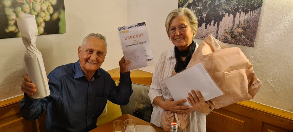 Zivana und Otto wurden für 17 Jahre ehrenamtliche Arbeit geehrt und zur Pensionierung gab es einen Blumenstrauß und eine Flasche Wein dazu.