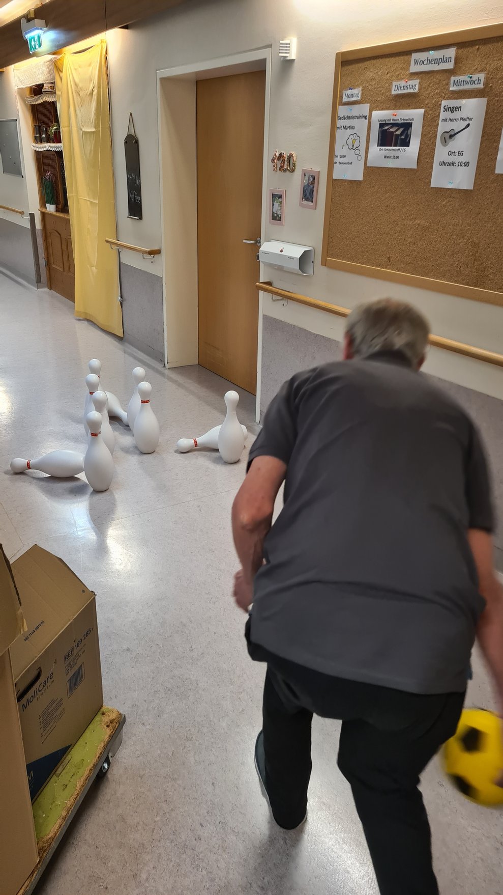 Herr R. beim kegeln.