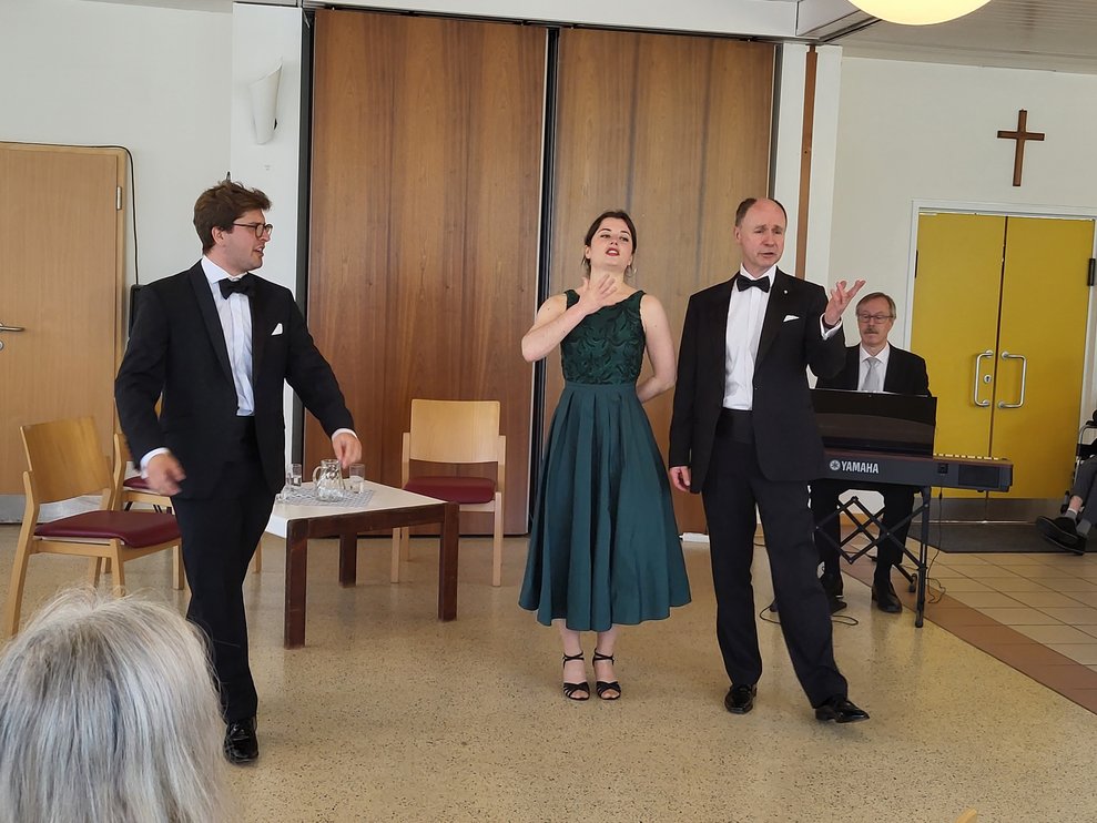 Mit Charme und Witz sorgten die KünstlerInnen für gute Stimmung.