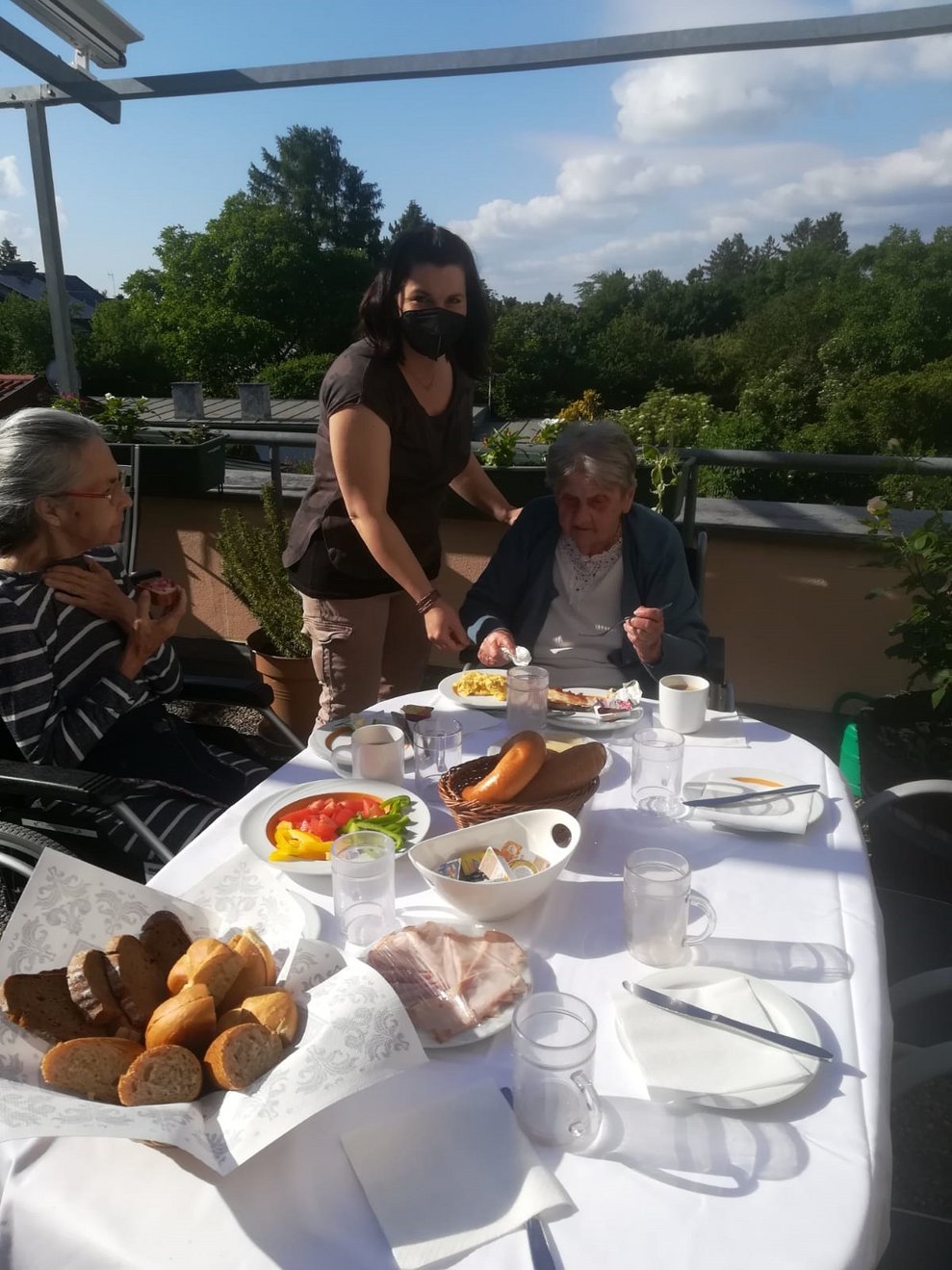 Die frisch aufgebackenen Semmeln riechen köstlich.