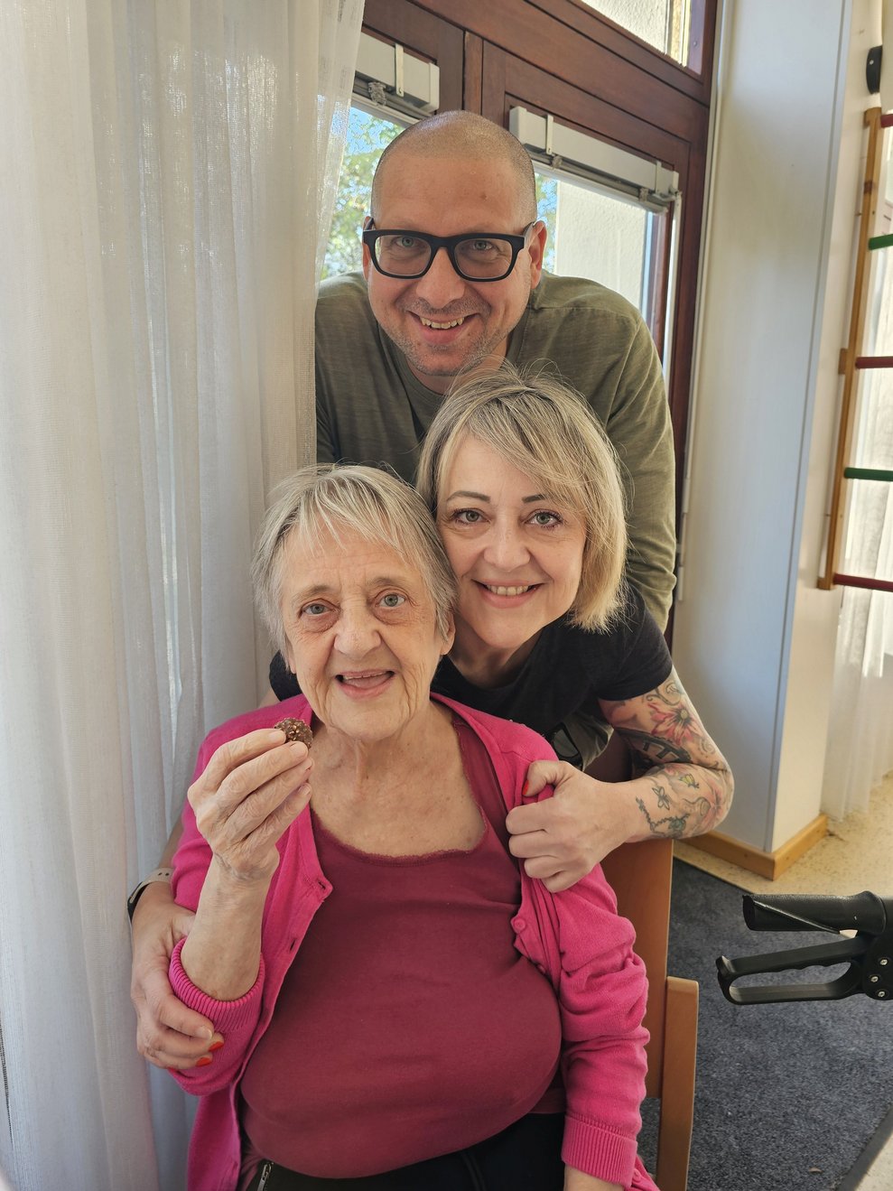 Ein herzliches Bild einer fröhlichen Familie beim Frühstückstisch.