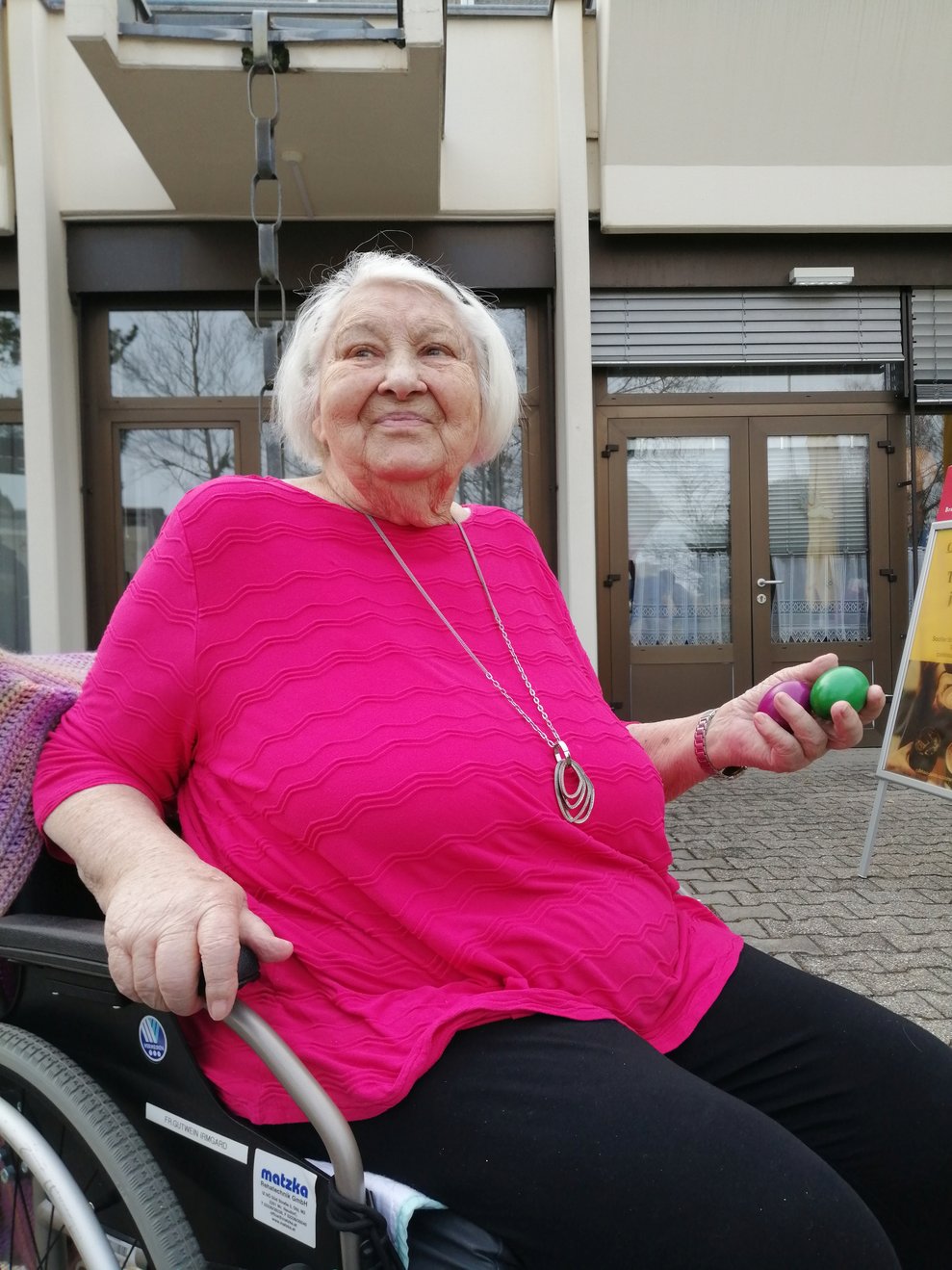 Im Garten wurden fleißig Ostereier gesucht.