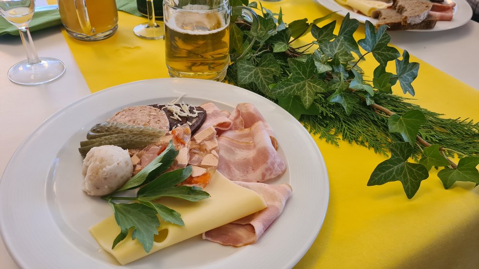 Ein Heurigenteller und ein kühles Bier dazu, was will Mann mehr.