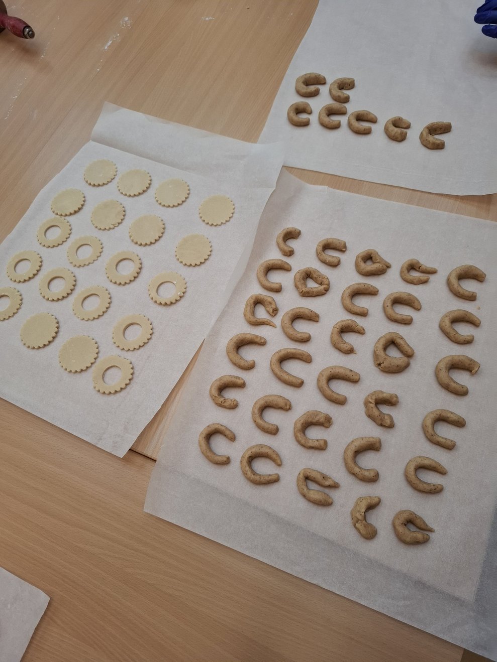 Papier um Papier wird mit den Keksen gefüllt.