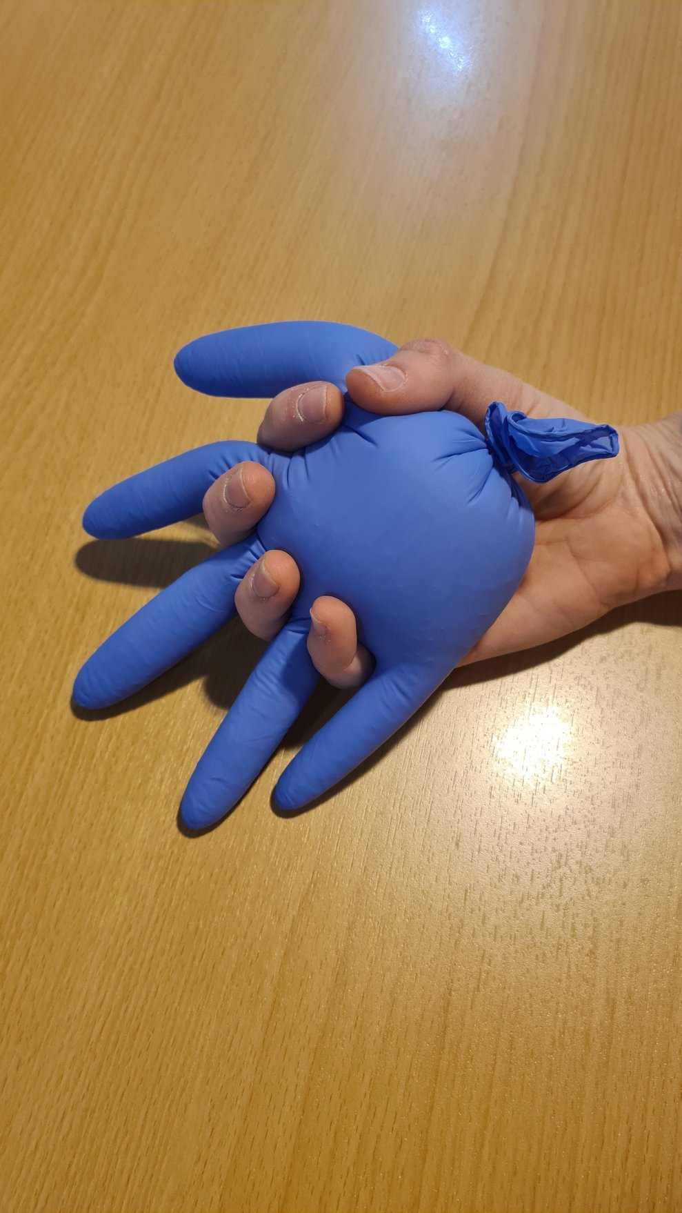 Die blaue Therapiehand kann für viele Zwecke verwendet werden.