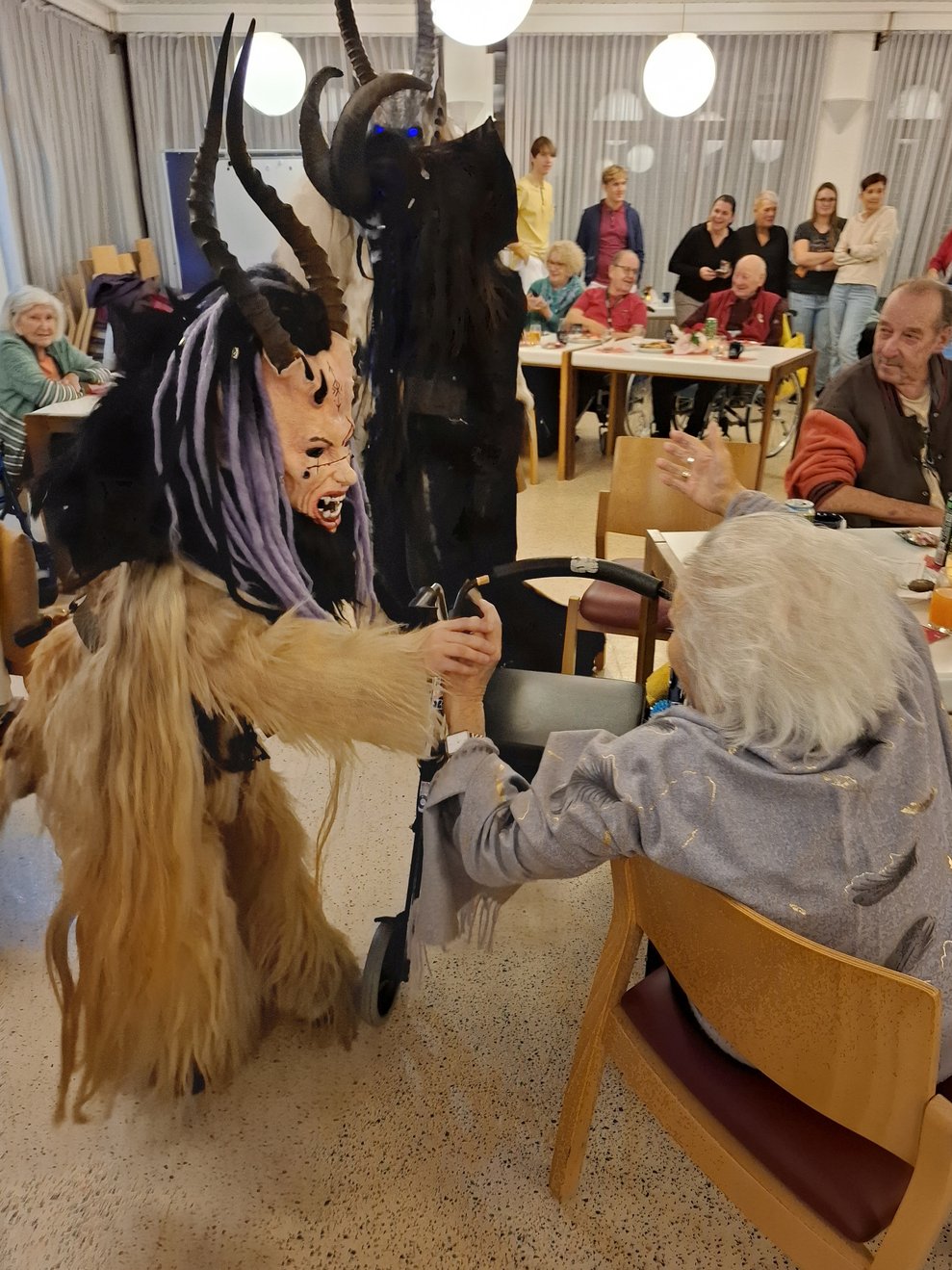 Die süßen kleinen Perchten begrüßten die Bewohnerinnen und Bewohner. 