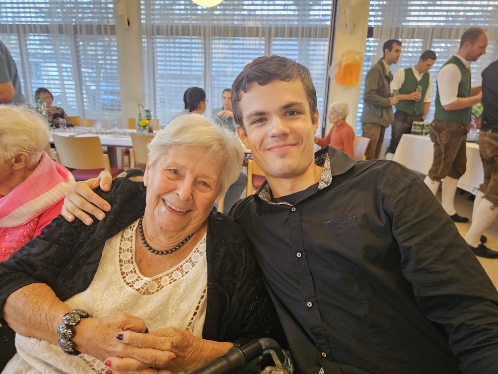 Frau Wiesler und Geigenspieler Michael.