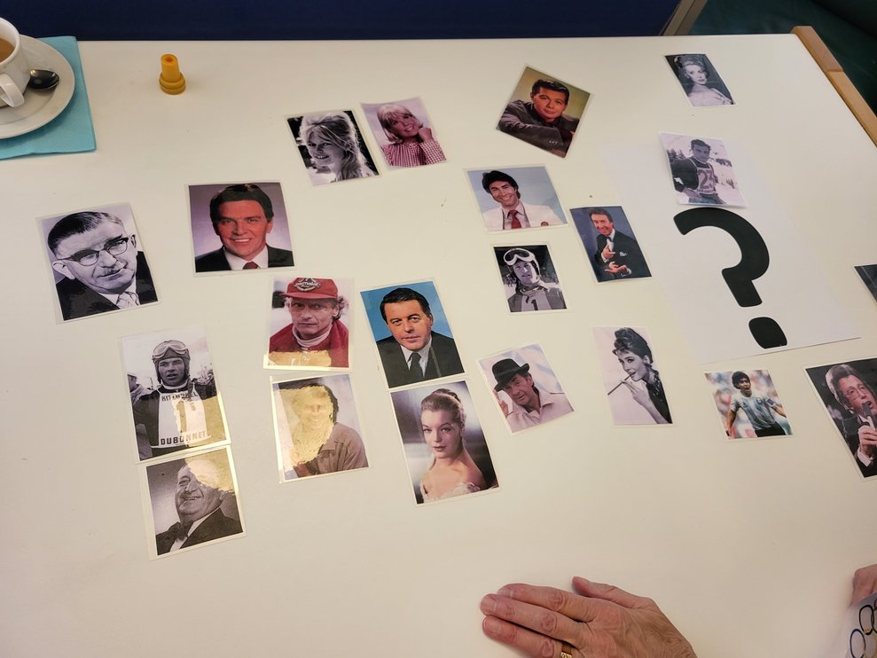 Fotos der Berühmtheiten bei der "berühmte Köpfe" Station.