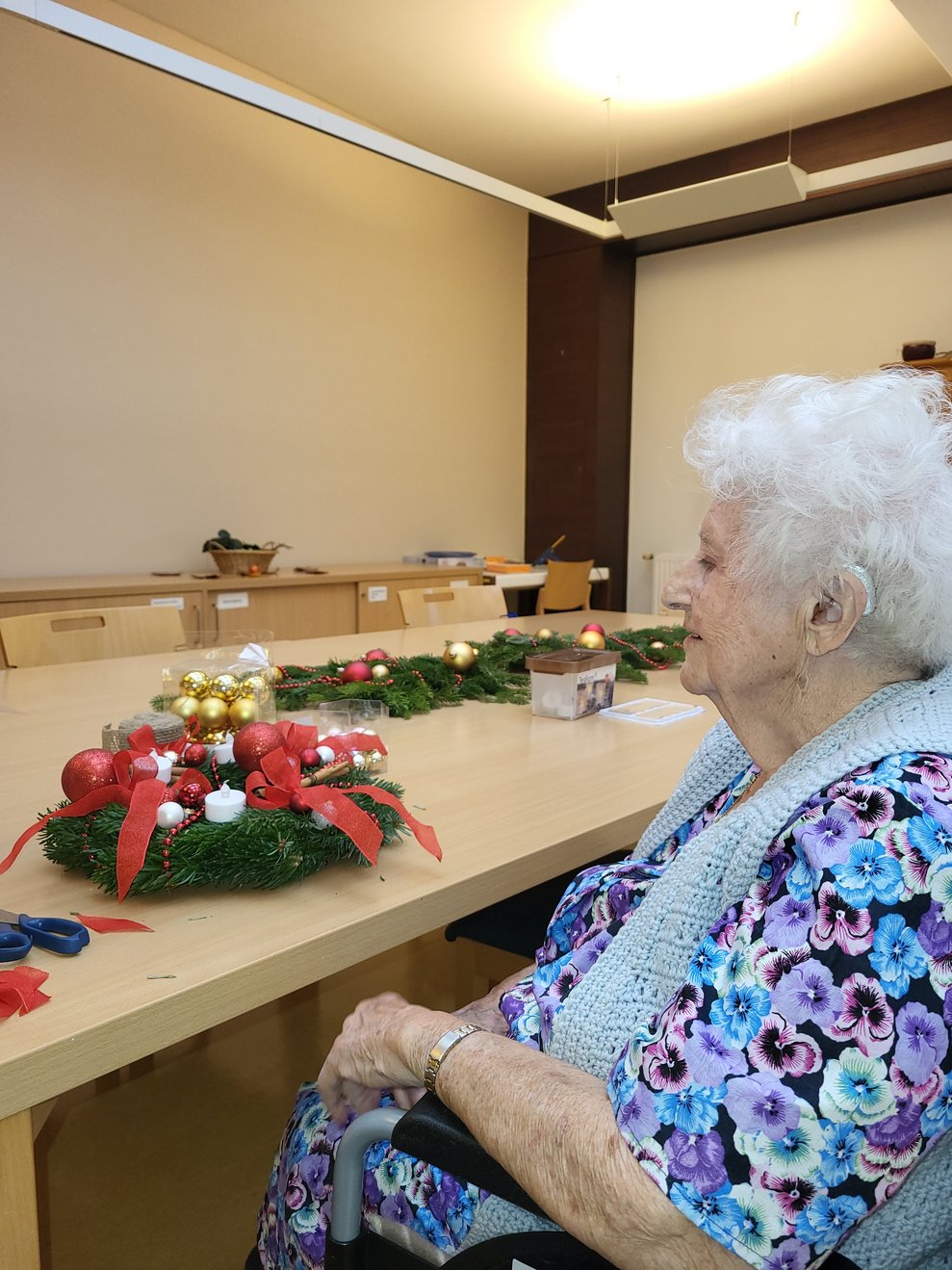 Roter Adventkranz, gestaltet von den BewohnerInnen.
