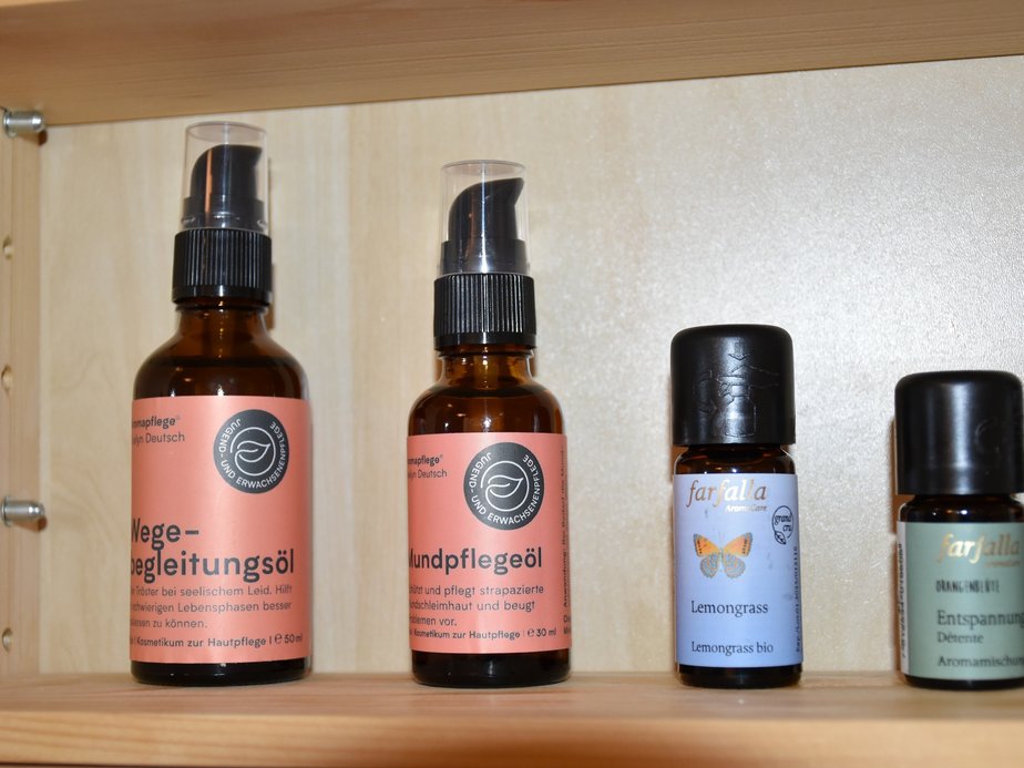 Vier Flaschen mit verschiedenen Aromaölen stehen nebeneinander.