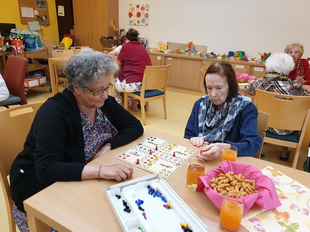 Bewohnerinnen spielen "Mensch ärger dich nicht".