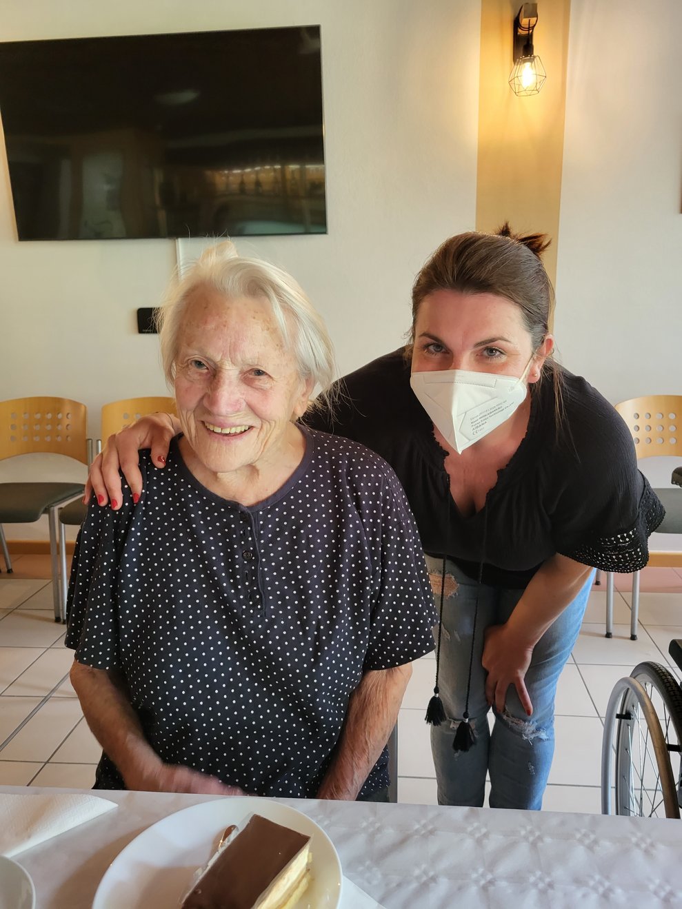 Frau K. feiert bald ihren 100sten Geburtstag, PBL Frau Michaela Weichhart überbrachte die Glückwünsche.