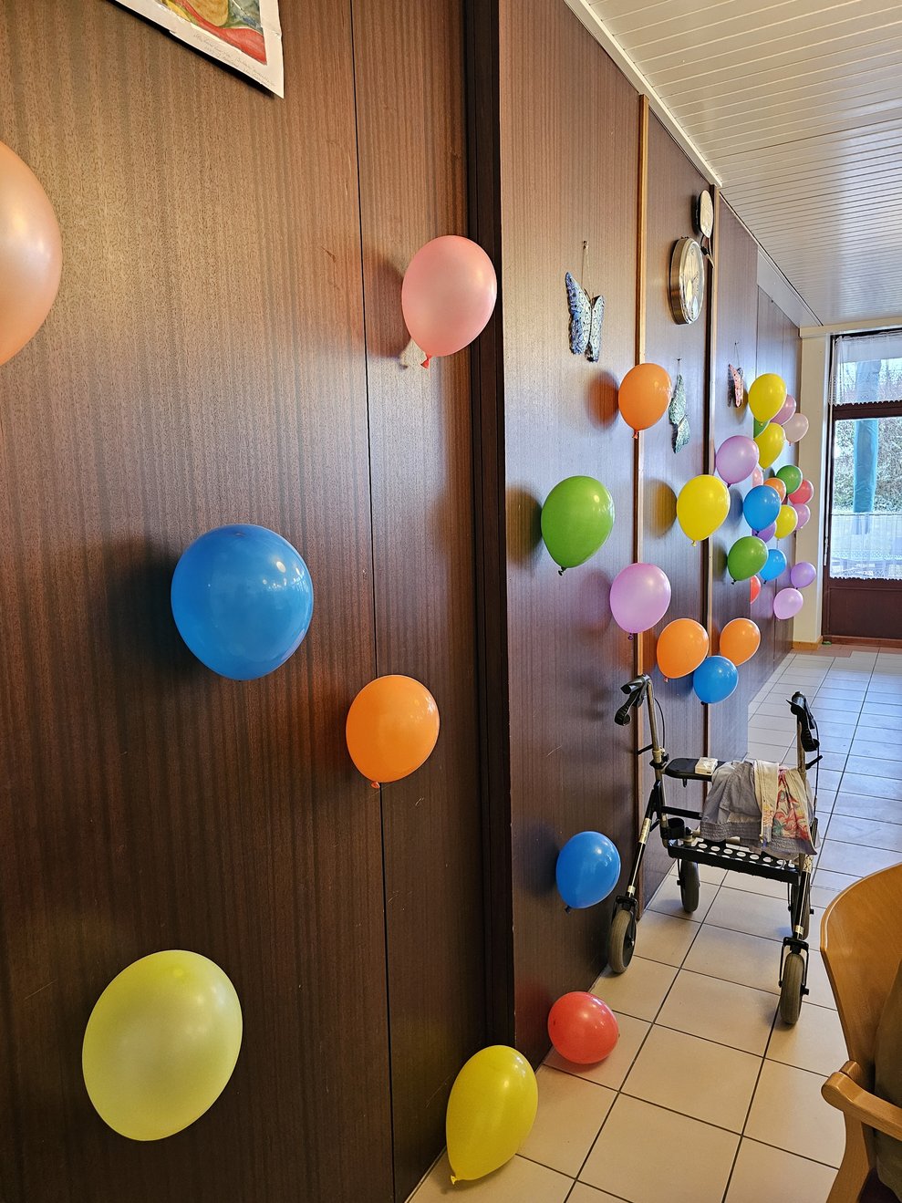 Wie von Zauberhand hielten die Luftballons an der Wand.