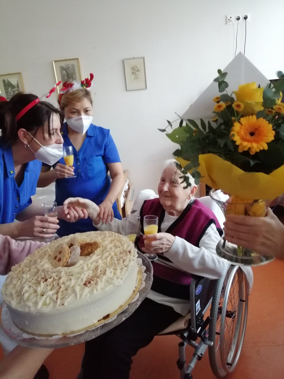 Frau W. freut sich über die selbstgebackene Torte unserer Küche und Blumen der Gemeinde Bad Vöslau.