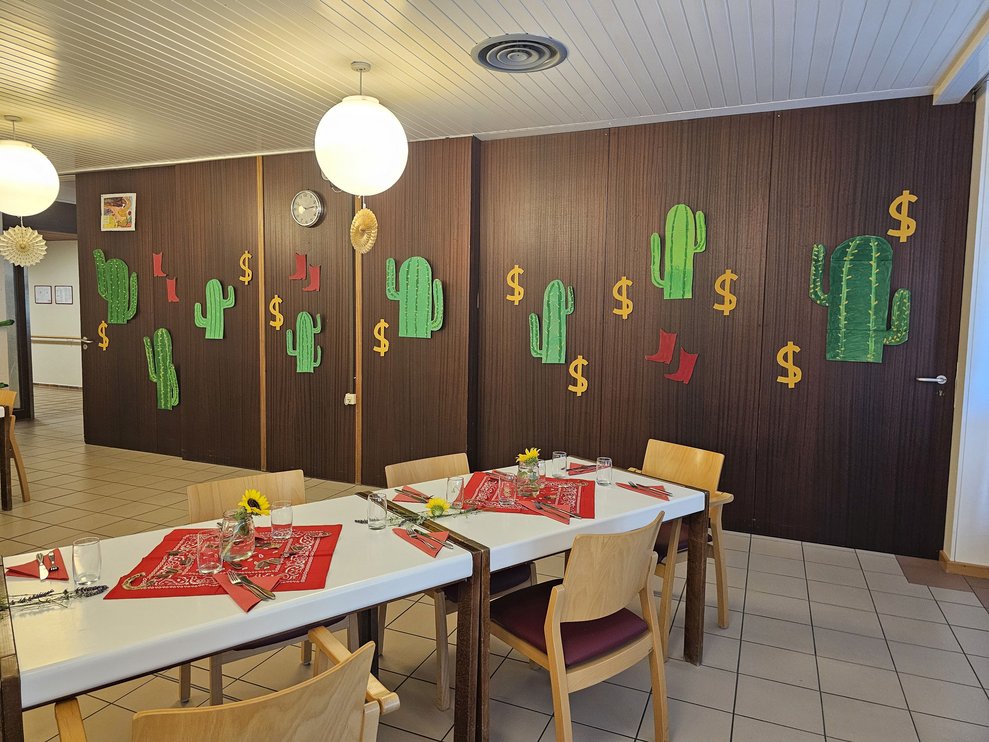 Alle Kakteen, Cowboy Stiefel und Dollarzeichen wurden per Hand ausgeschnitten und bemalt. 