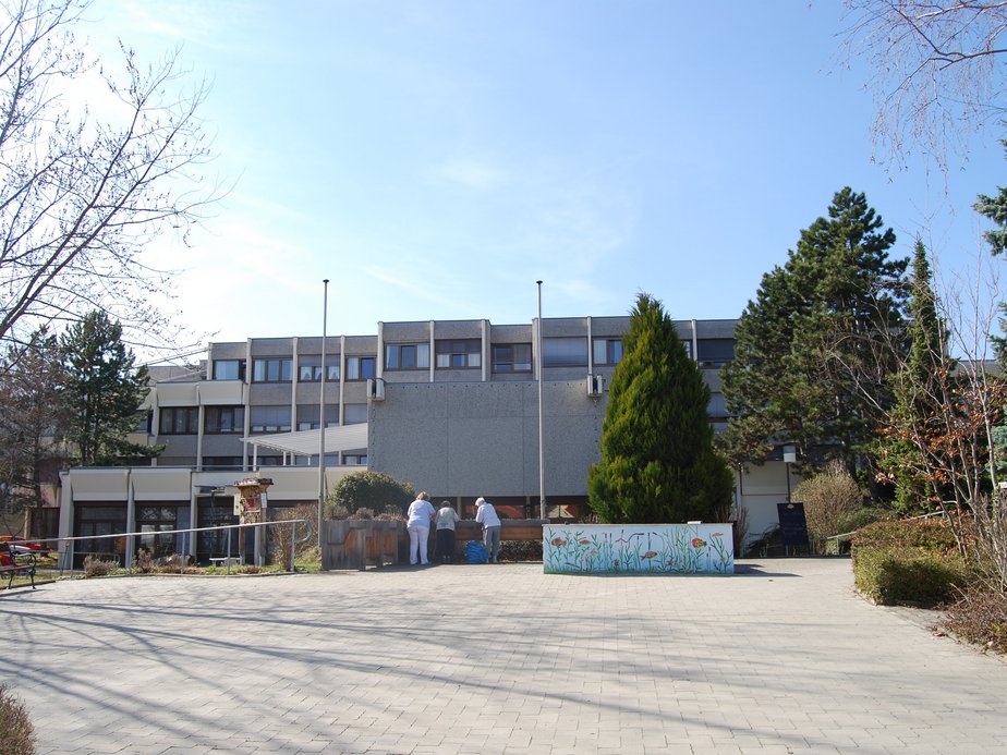 Außenansicht des PBZ Bad Vöslau.