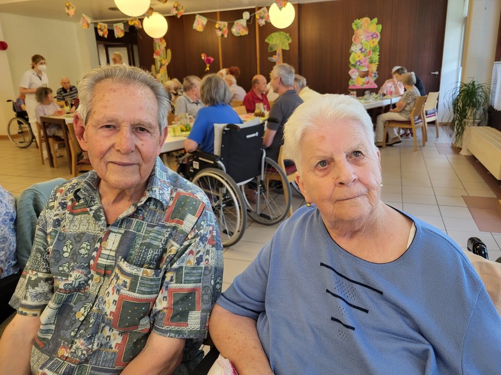 Familie L. genießt die gemeinsame Zeit am Sommerfest.