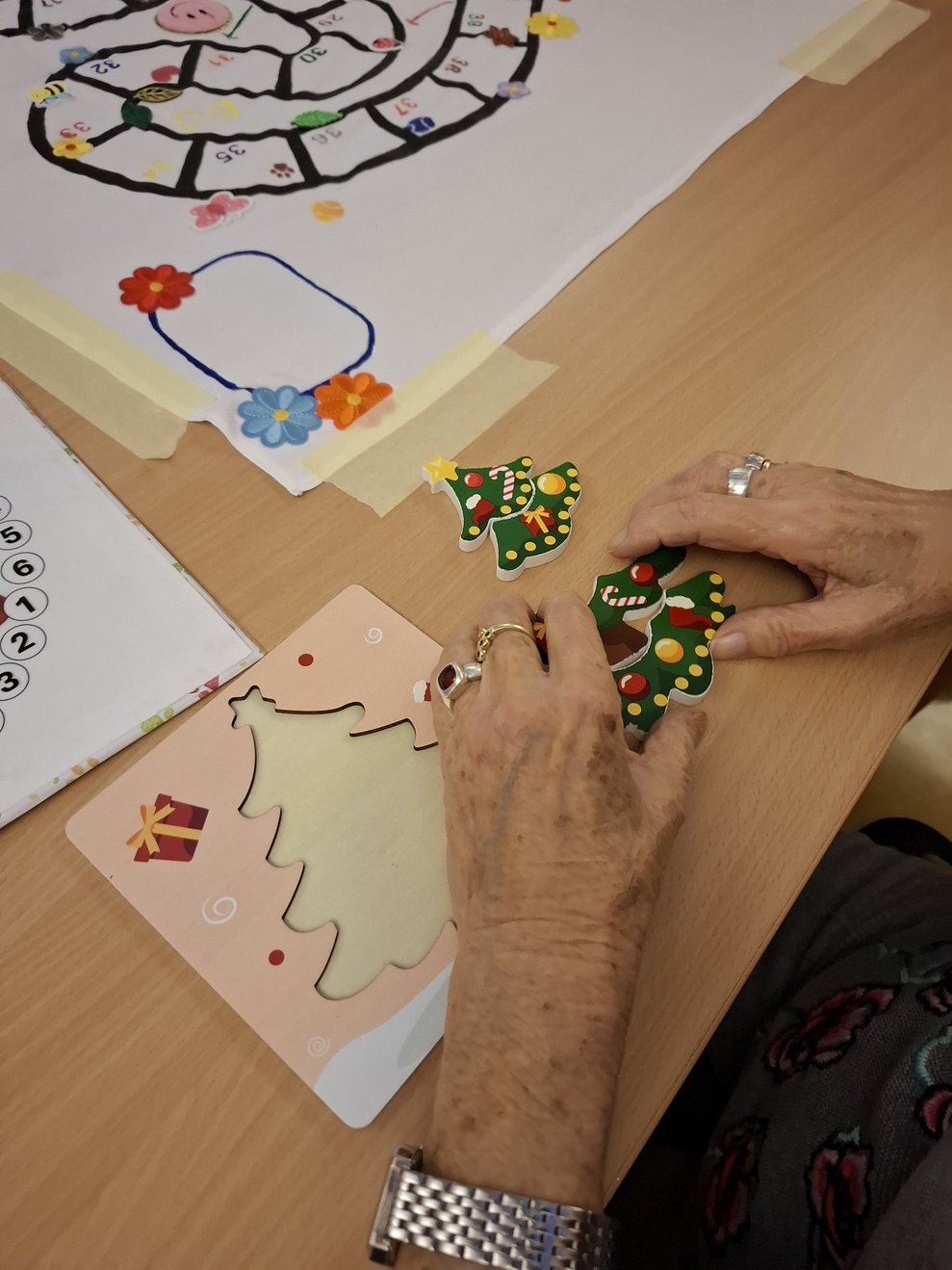 Hier musste ein Weihnachtspuzzle zusammengestellt werden.