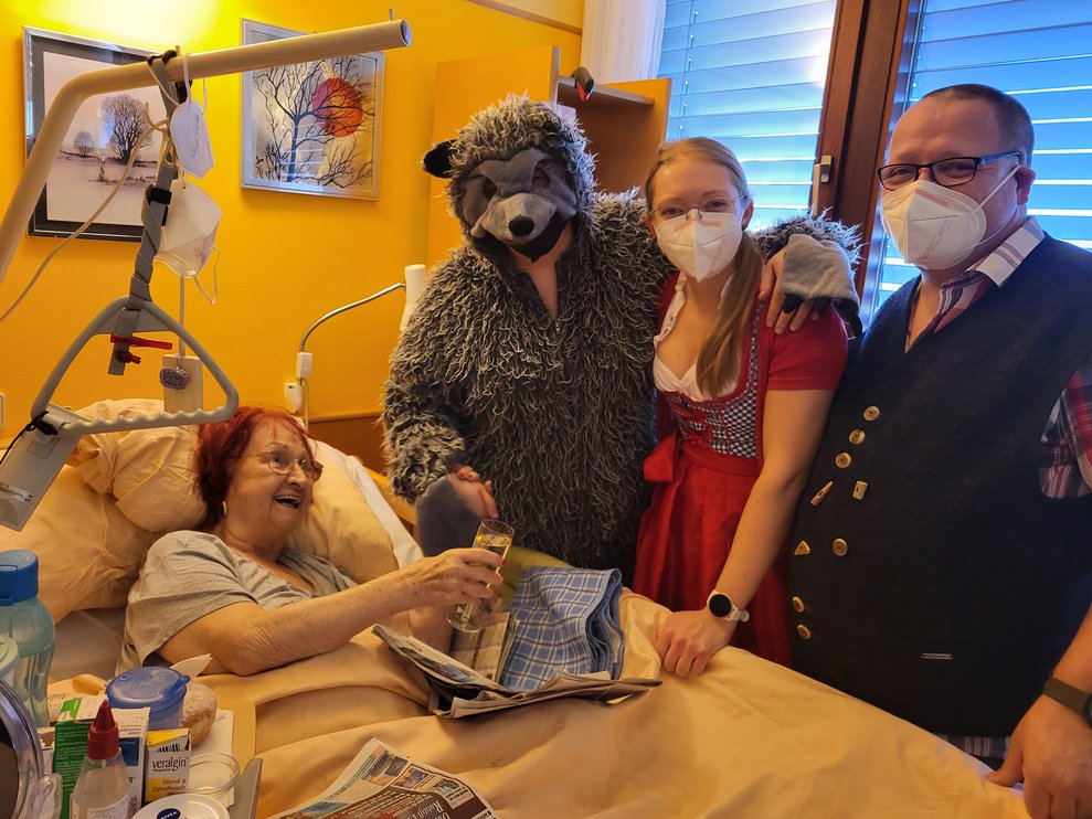 Rotkäppchen, der Jäger und der böse Wolf auf Besuch.