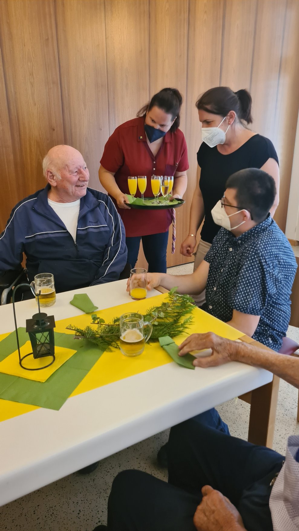 Zum Anstoßen gab es ein Sekt-Orange.