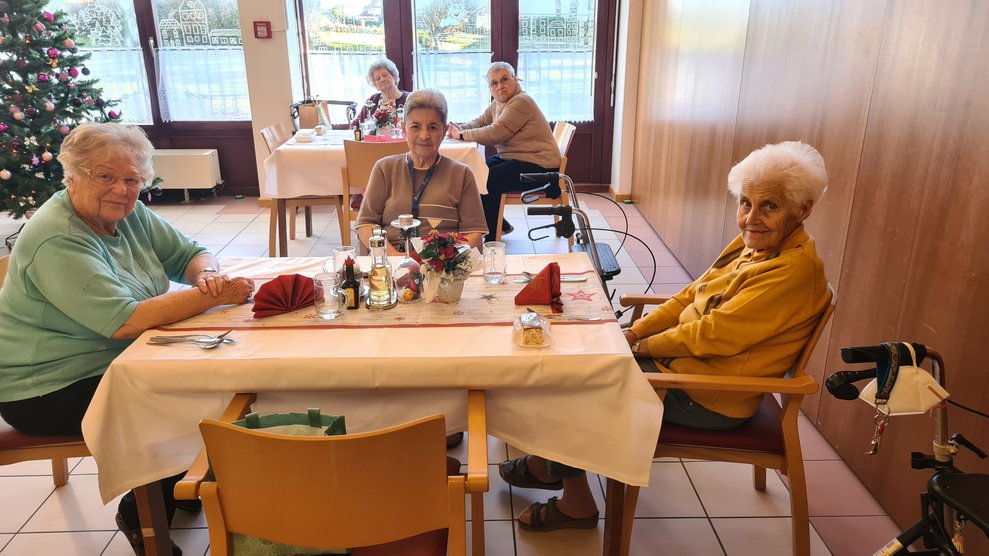 Bewohnerinnen bewunderten die schön gedeckten Tische.
