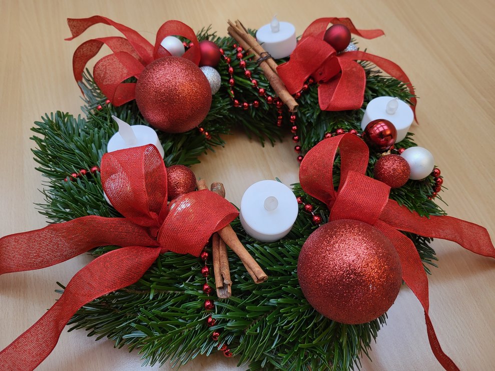 Roter Adventkranz, gestaltet von den BewohnerInnen.